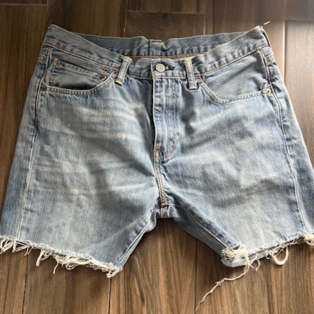 BRAND NEW LEVI'S CUT OFF SHORTS